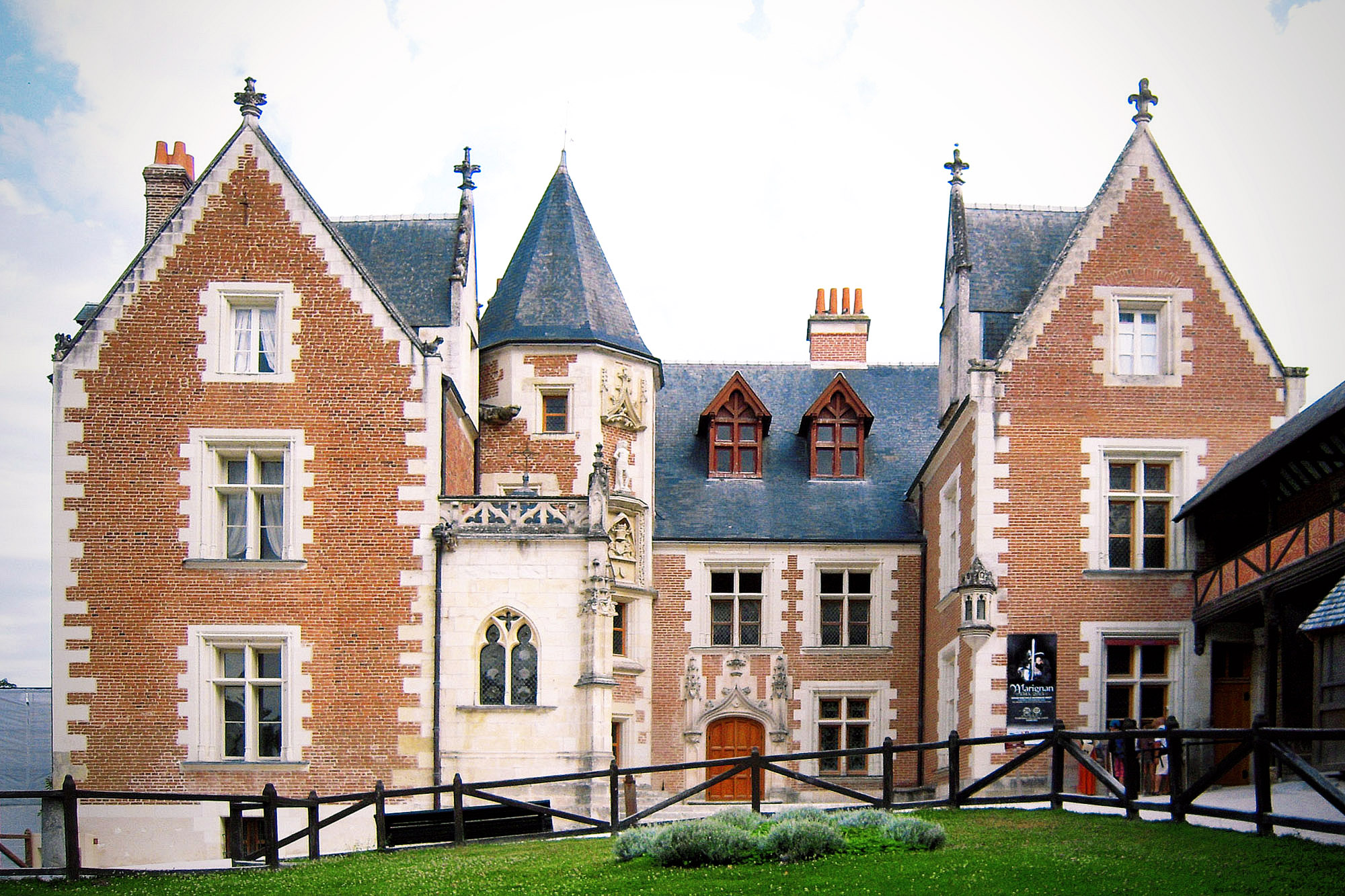 Château du Clos Lucé, à découvrir depuis le Domaine de la Poignardière