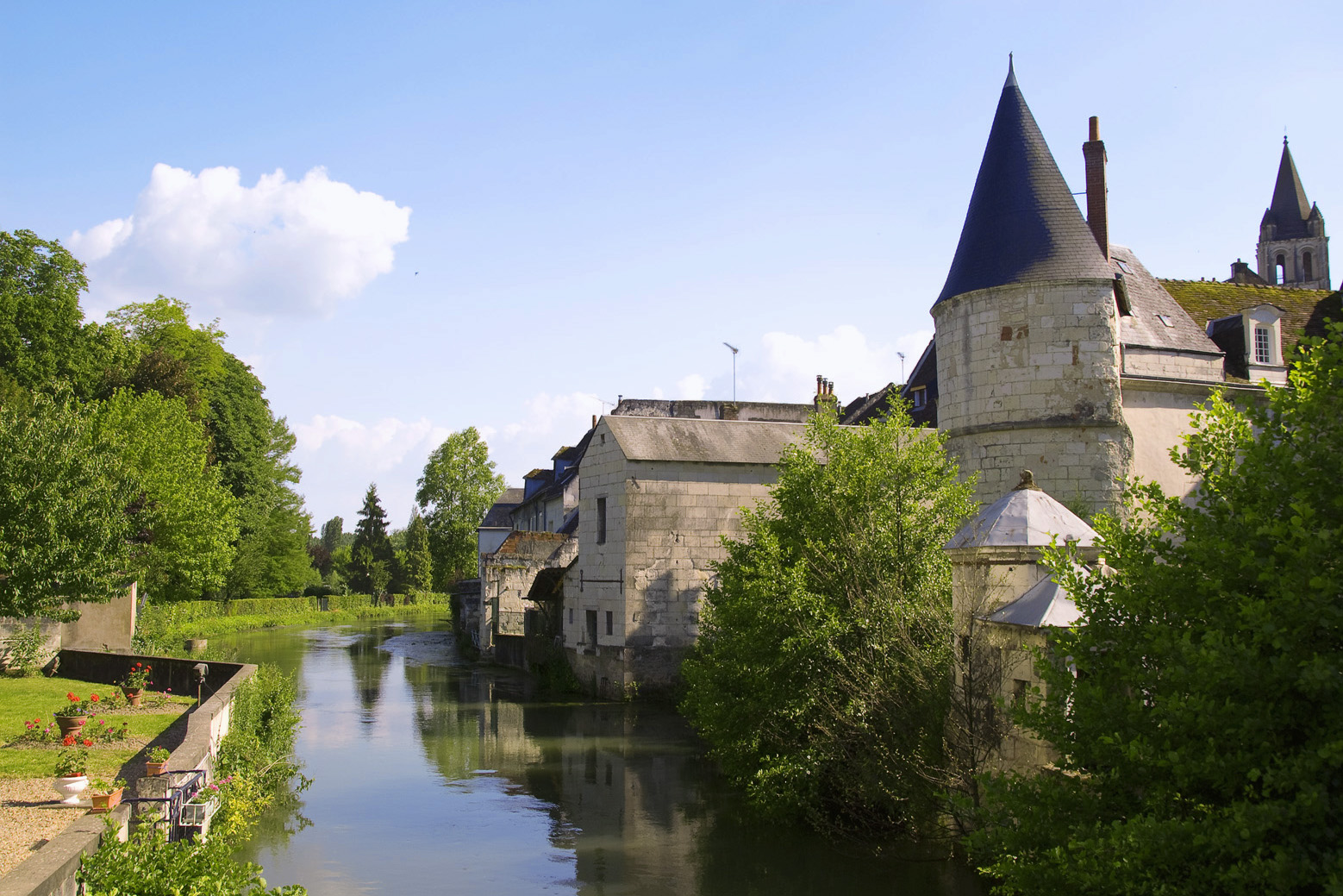 Cité Royale de Loches, à découvrir depuis le Domaine de la Poignardière